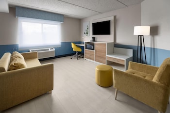 Deluxe Suite, 1 King Bed with Sofa bed, Non Smoking, Jetted Tub