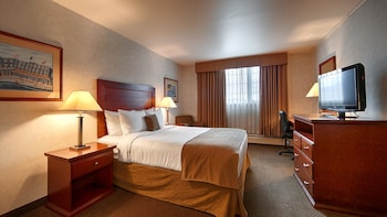 Standard Room, 1 Queen Bed, Non Smoking, Refrigerator & Microwave
