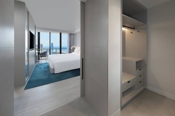 Junior Suite, 1 King Bed, Balcony, Ocean View (Corner)