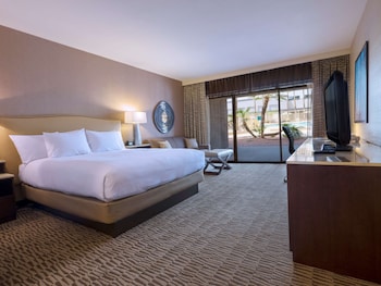 Room, 1 King Bed, Non Smoking, Pool View