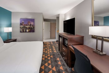 Room, 1 King Bed, Accessible, Non Smoking (Roll-in Shower)