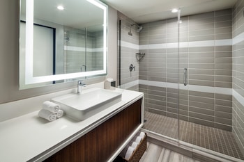 Studio, 1 King Bed (Mobility Accessible, Tub)