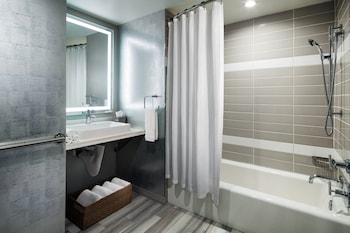 Studio, 1 King Bed (Mobility Accessible, Tub)