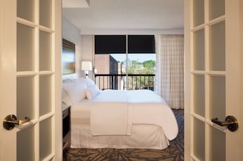 Room, 1 King Bed (Mobility/Hearing Accessible, Tub)