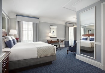 STUDIO SUITE 1 King - 415sf, 38sm -  Spacious room featuring a comfortable sitting area