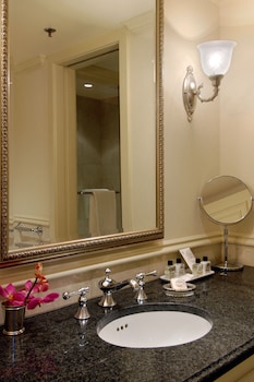 Deluxe Room, 1 King Bed (City or Interior view  )