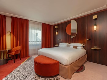 Junior Studio Suite, 1 King Bed with Sofa bed