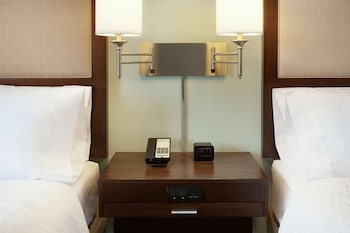 Room, 2 Queen Beds, Accessible, Bathtub