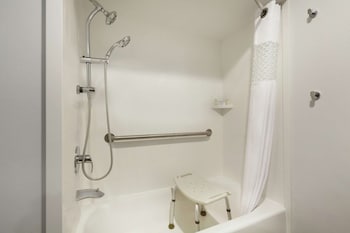 Room, 2 Queen Beds, Accessible, Bathtub