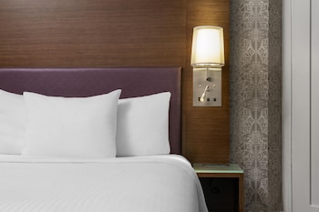 Suite, 1 King Bed, Non Smoking (with Sofabed)