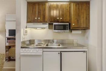 Standard Studio, 1 King Bed, Non Smoking, Kitchenette