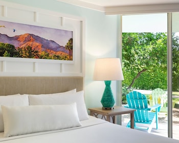 Deluxe Room, 1 King Bed, Roll-in Shower (Roll-In Shower)