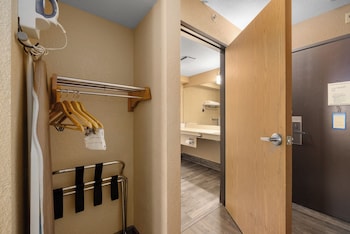 Room, 1 King Bed, Accessible, Non Smoking (Mobility/Hearing Impaired)