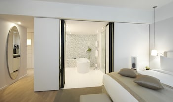 Junior Suite, 1 King Bed (Premium)
