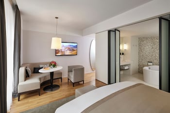 Junior Suite, 1 King Bed (Premium)