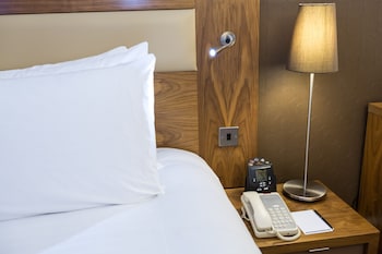 Single Hilton Guest Room