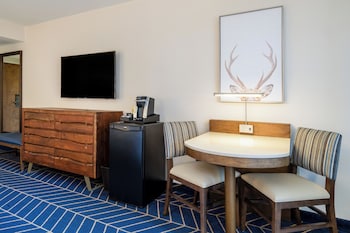 Standard Room, 2 Queen Beds, Pool View