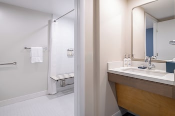 Room, 1 King Bed, Roll-in Shower, Oceanfront (Mobility)