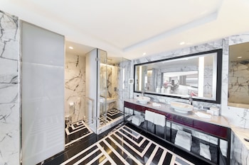 Flying Carpet Suite, Lounge Access