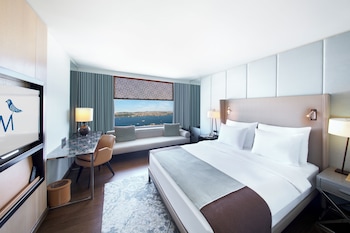 Club Room Bosphorus View, Lounge Access