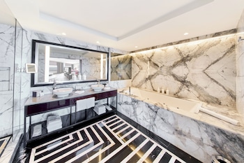 Flying Carpet Suite, Lounge Access