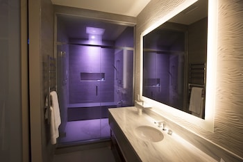 Superior Suite, 1 King Bed (Skyline View)