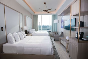 Suite, 2 Queen Beds (Skyline View, Sky Floor)