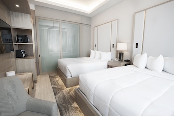 Suite, 2 Queen Beds (Skyline View, Sky Floor)