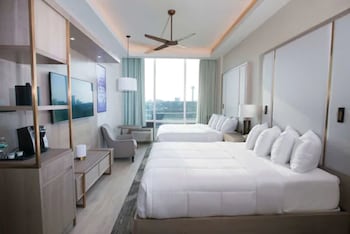 Suite, 2 Queen Beds (Skyline View, Sky Floor)