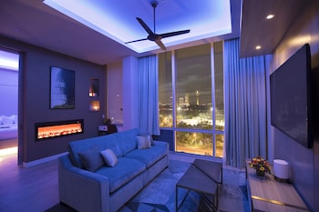 Superior Suite, 1 King Bed (Skyline View)