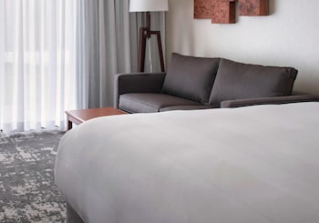 Room, 1 King Bed (Mobility/Hearing Access, Roll-In Shwr)