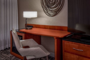 Room, 1 King Bed (Mobility/Hearing Access, Roll-In Shwr)