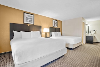 Deluxe Room, Non Smoking (1 King Bed and 1 Queen Bed)