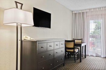 Deluxe Room, Non Smoking (1 King Bed and 1 Queen Bed)