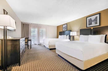 Deluxe Room, Non Smoking (1 King Bed and 1 Queen Bed)