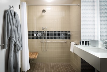 Room, 1 King Bed (Parkway View Of Fountain)