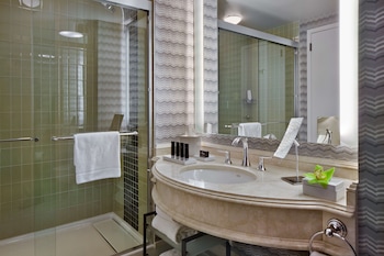 1 King Bed, Accessible (Roll-in Shower)