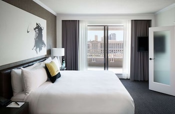 Suite, 1 Bedroom, Balcony (1 King Bed)
