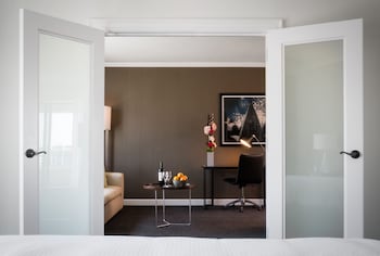 Executive Suite, 1 King Bed (Parkway View Of Fountain)