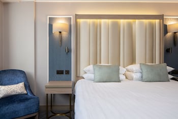 Deluxe Room (King)