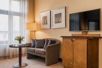 Deluxe Grand King, City or Courtyard View