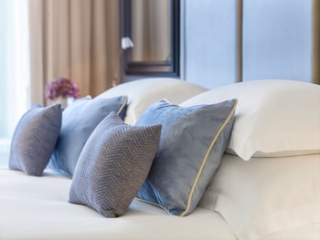 Deluxe Grand King, City or Courtyard View