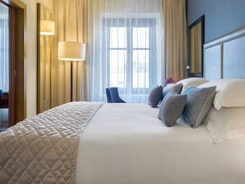 Deluxe Suite, Courtyard View
