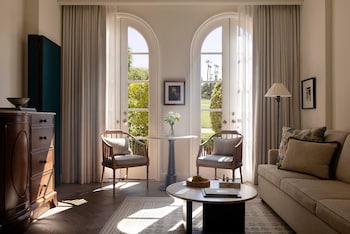 Executive Suite, 1 Bedroom (Roll-In Shower)