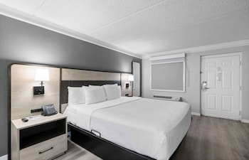 Room, 1 King Bed, Accessible, Non Smoking (Mobility/Hearing, Tub w/ Grab Bars)