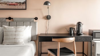 Standard Room, 1 Queen Bed, Non Smoking, Refrigerator & Microwave