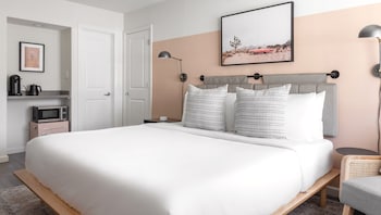 Family Room, Multiple Beds, Non Smoking (Deluxe)