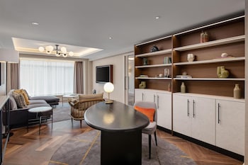 Luxury Suite (Penthouse Suite)