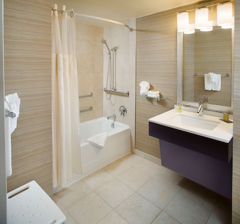 Room, 1 King Bed, Accessible, Bathtub (Mobility & Hearing)