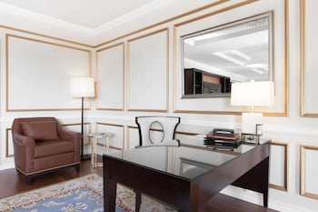 Suite, 1 King Bed (Constitution Suite)